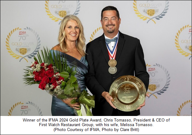 Winner of the IFMA 2024 Gold Plate Award, Chris Tomasso, President & CEO of First Watch Restaurant Group, with his wife, Melissa Tomasso